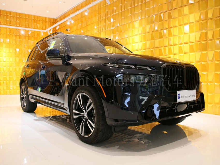 一款拥有劳斯莱斯同款星空顶天窗的加版顶配宝马x7